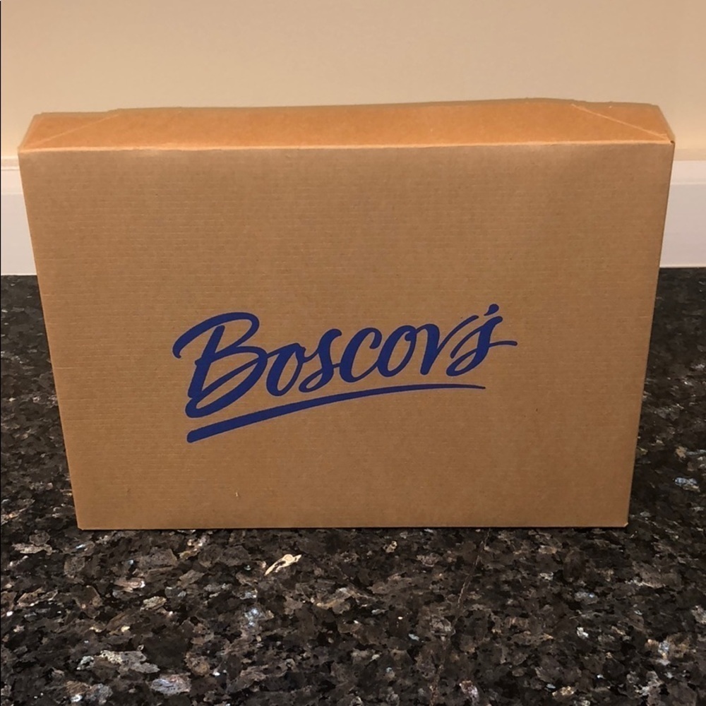 New Boscov’s Medium Sized Gift Box